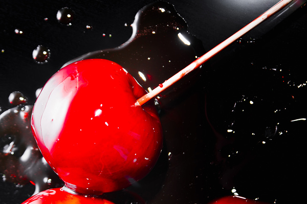 Making homemade sticky toffee apples Print