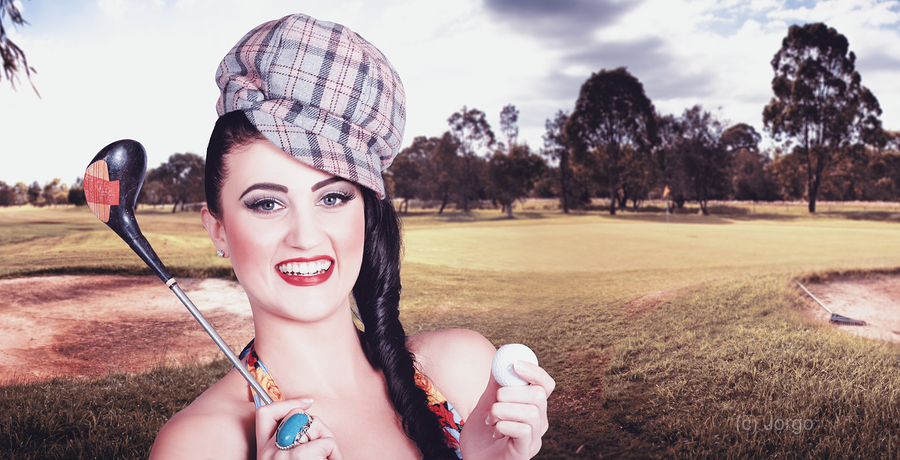 Portrait of a smiling retro female golfer  Imprimer