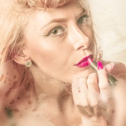 Retro makeup pin-up