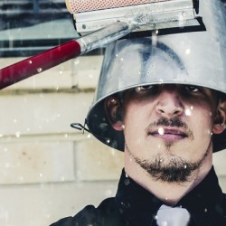 umorous window washer