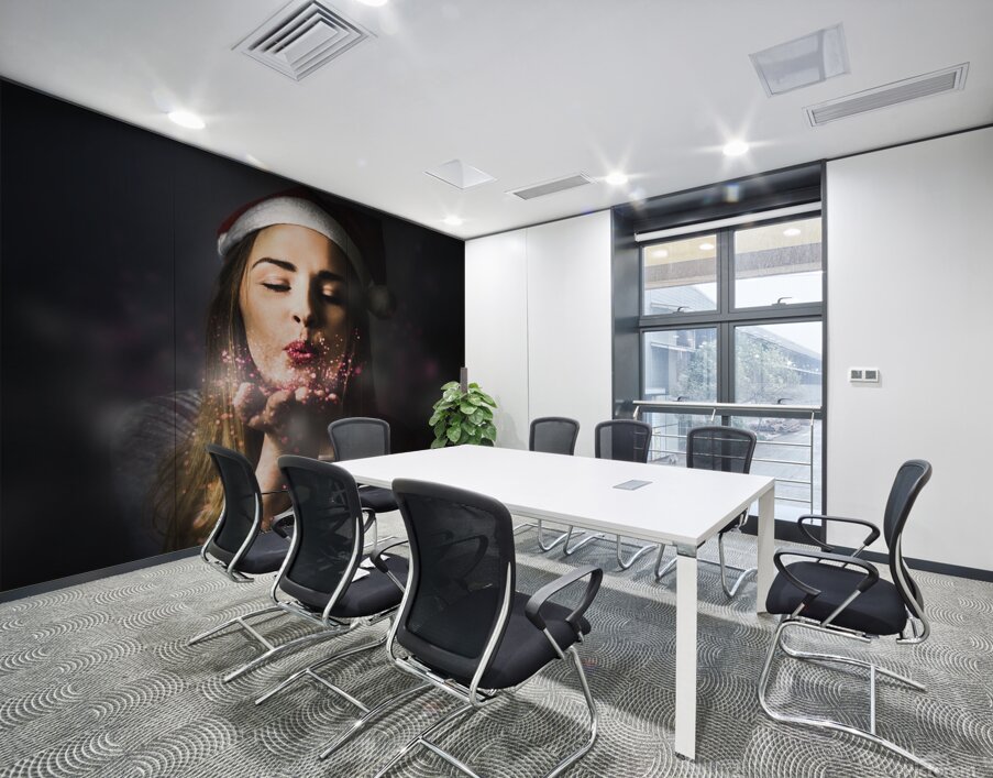 Elf sharing the magic of christmas Wall Printing