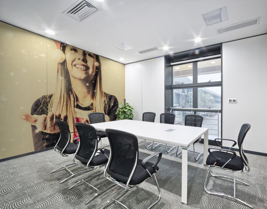  Vintage girl celebrating a white Christmas Wall Printing