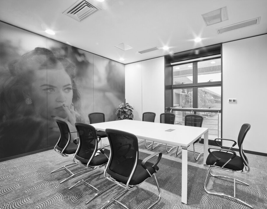 Film noir lady smoking cigarette on vintage street Wall Printing