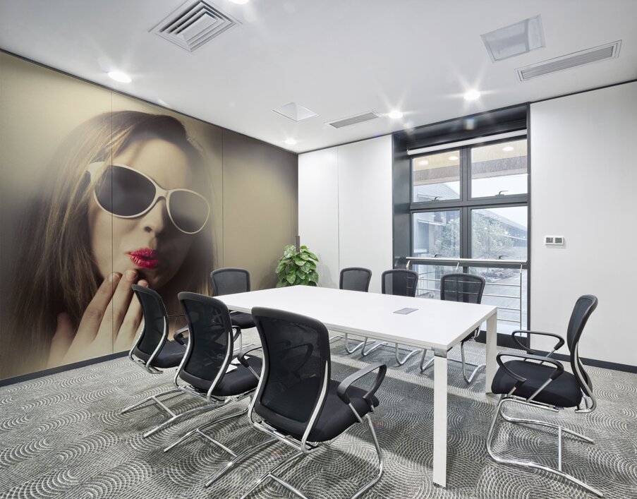 Surprised pinup girl in retro fashion makeup Wall Printing