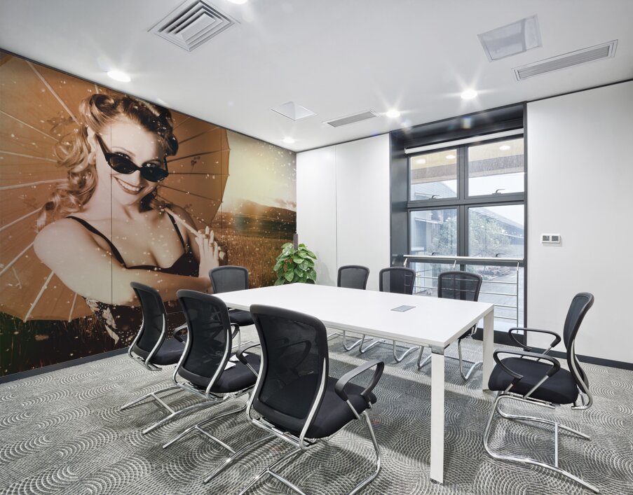 Vintage American pin-up girl in summer rain Wall Printing